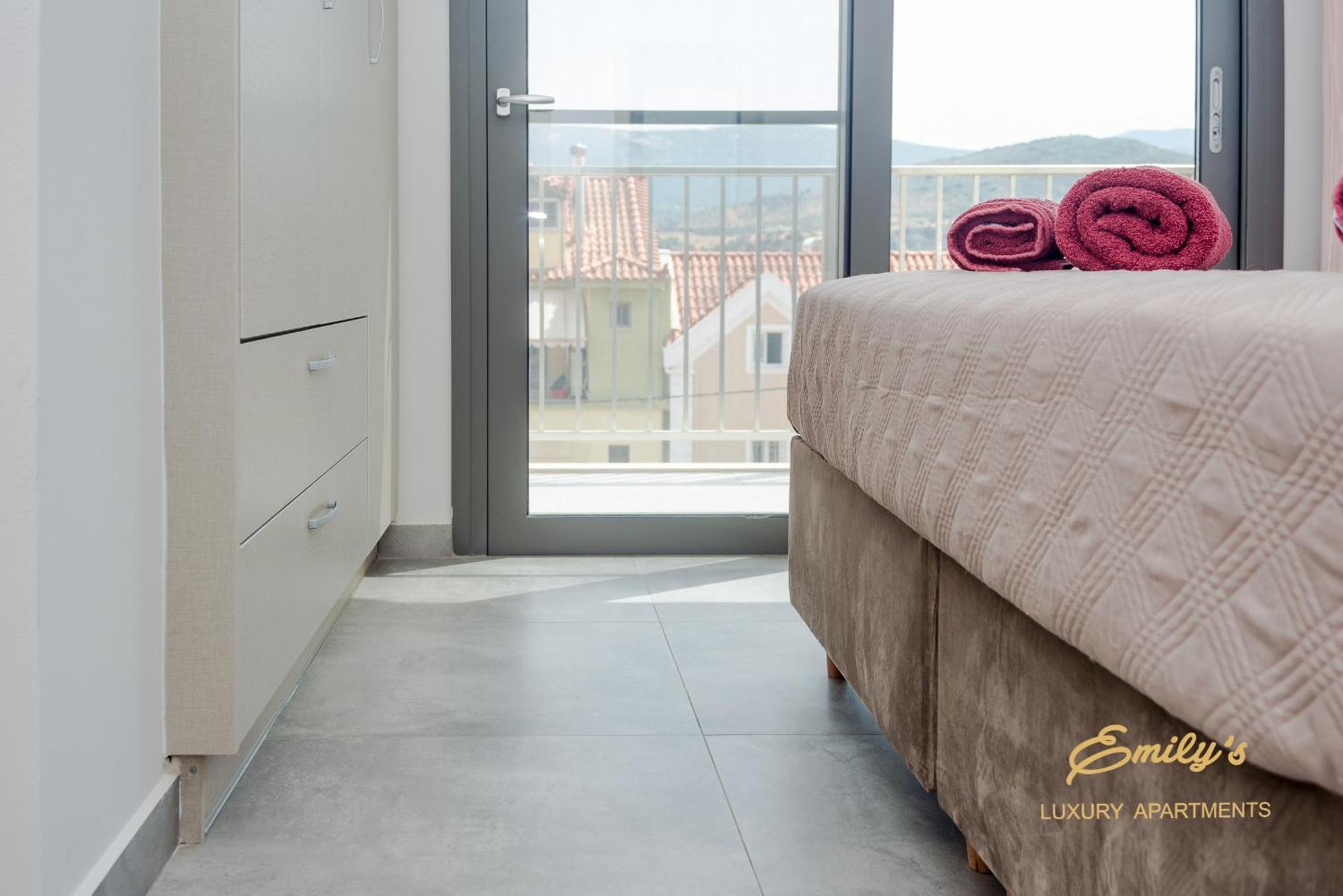 Emily'S Luxury Apartments Argostolion Exterior foto